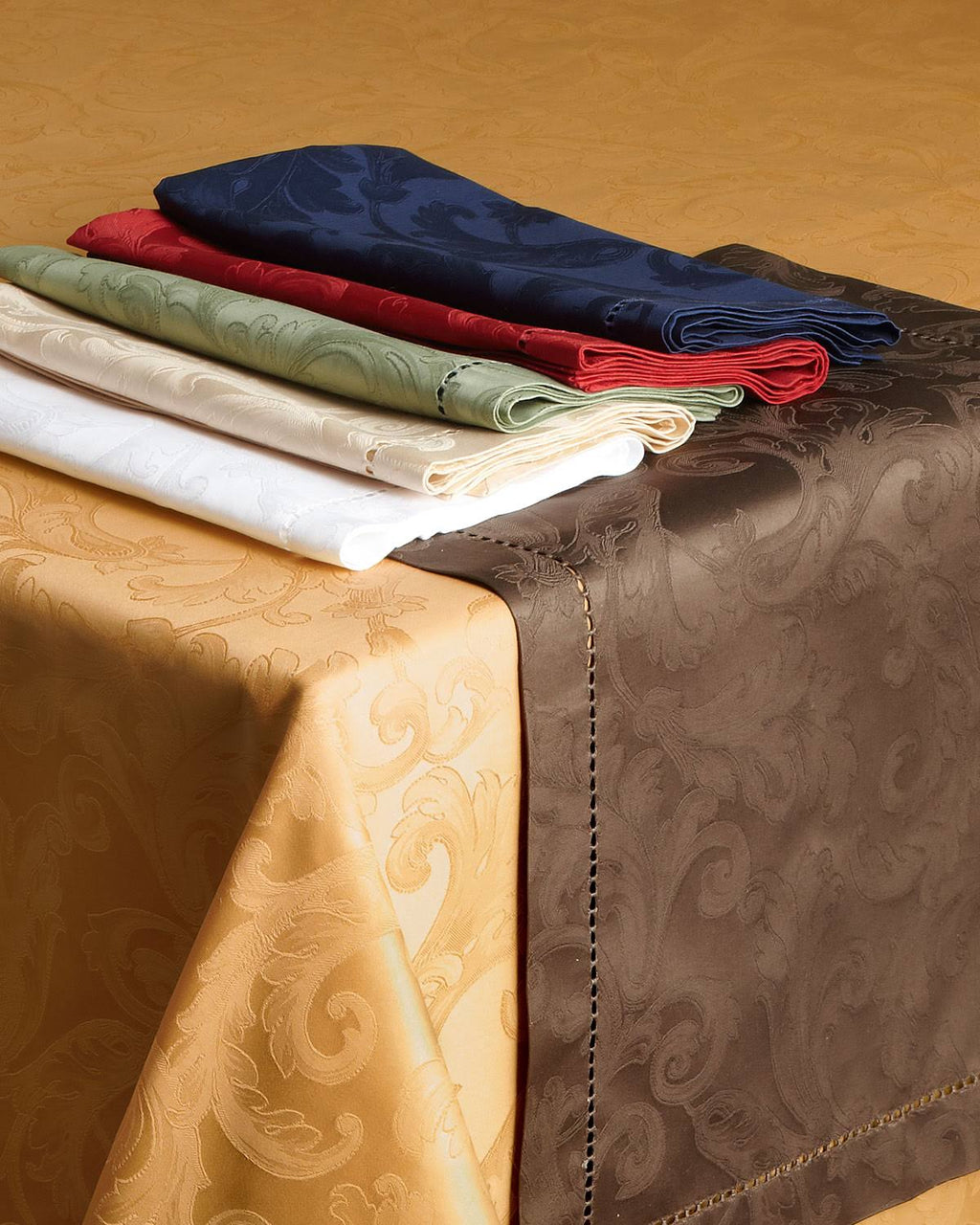 Sapphire Table Linens D71425