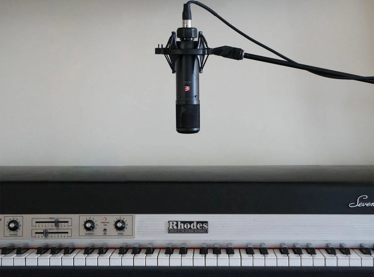 Large Diaphragm Condenser Mic with Shockmount and Filter X752463