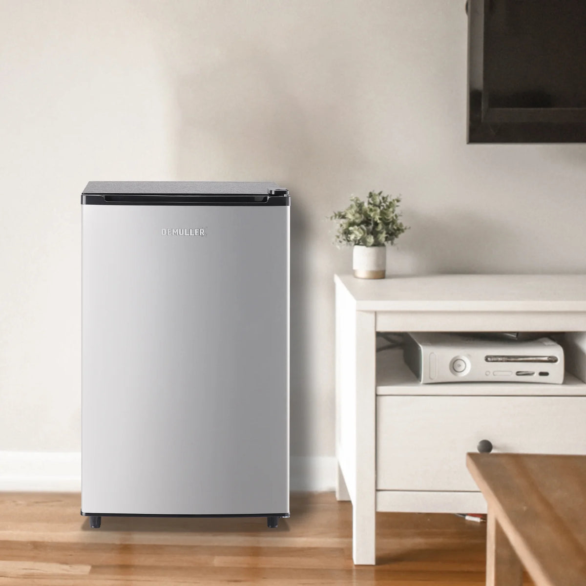 3.2 Cu. ft Compact Upright Freezer X866